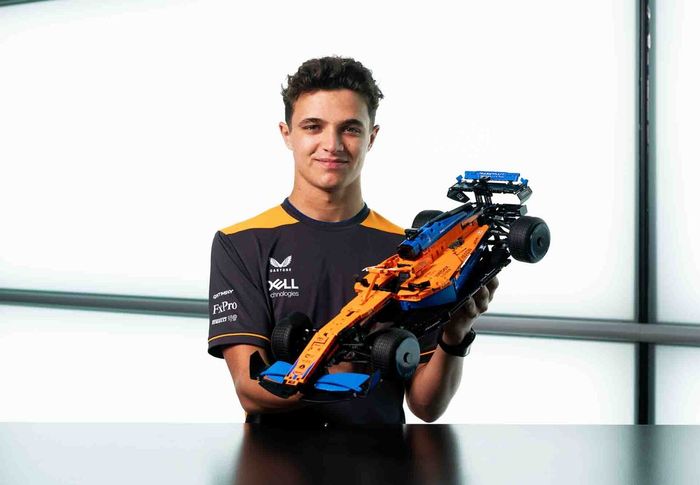 Lando Norris con el McLaren F1 de LEGO® Technic™