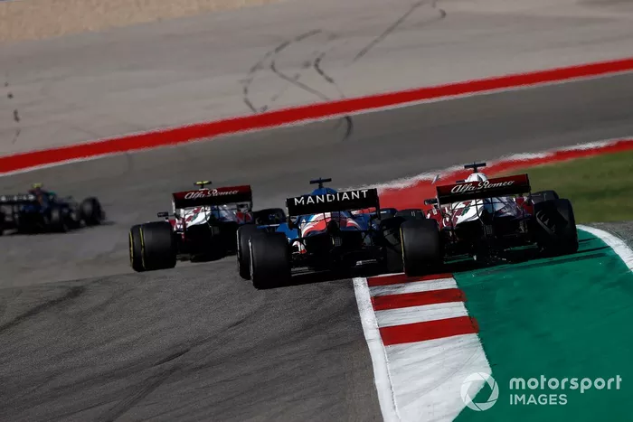 Antonio Giovinazzi, Alfa Romeo Racing C41, Fernando Alonso, Alpine A521, y Kimi Raikkonen, Alfa Romeo Racing C41.
