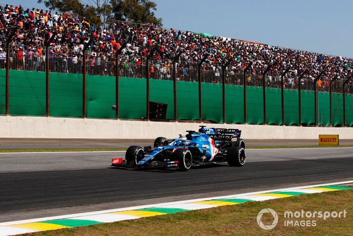 Fernando Alonso, Alpine A521, George Russell, Williams FW43B