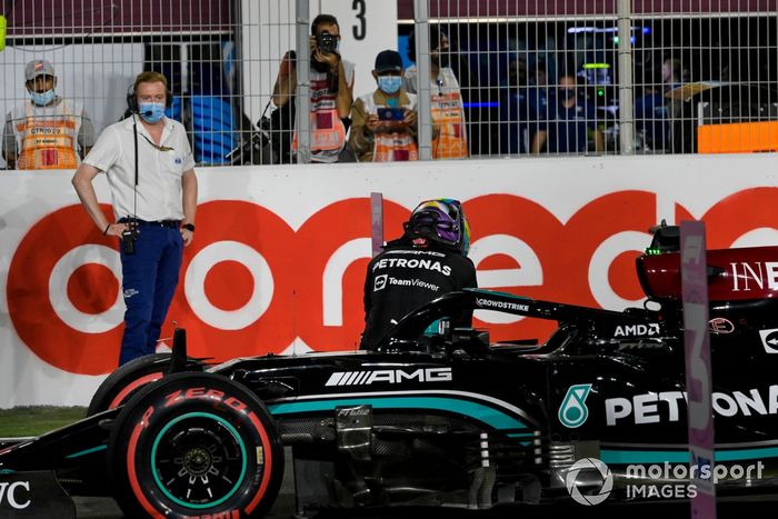 Ganador de la pole position Lewis Hamilton, Mercedes, celebra