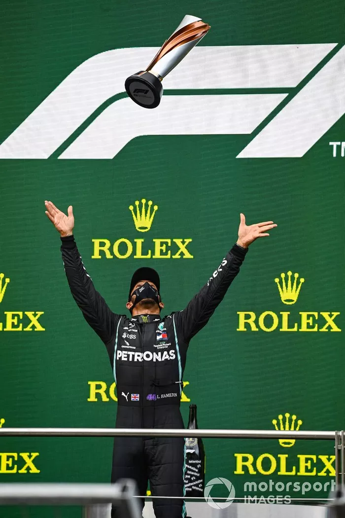 Podio: ganador y campeón del mundo Lewis Hamilton, Mercedes-AMG F1