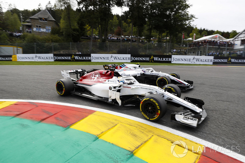 Marcus Ericsson, Sauber C37, di depan Sergey Sirotkin, Williams FW41
