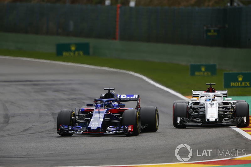 Brendon Hartley, Toro Rosso STR13, leads Marcus Ericsson, Sauber C37