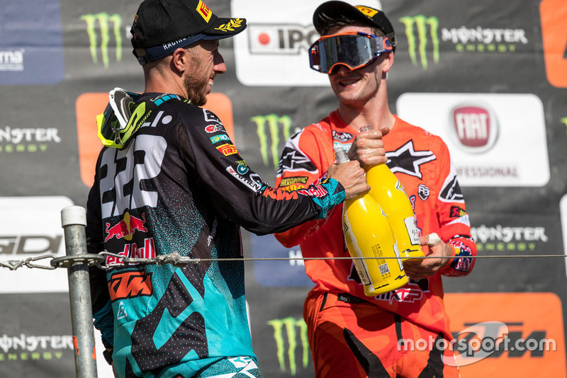 Tony Cairoli, Red Bull KTM Factory Racing, si congratula con Jeffrey Herlings, Red Bull KTM Factory Racing