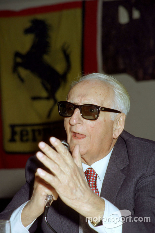 Enzo Ferrari durant une rencontre avec des journalistes en 1984