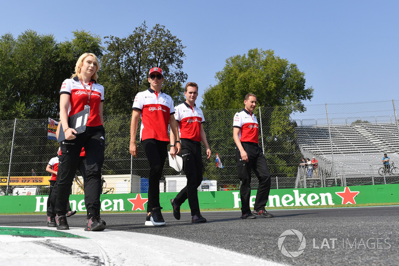 Charles Leclerc, Alfa Romeo Sauber F1 Team walks the track with Ruth Buscombe, Alfa Romeo Sauber F1 Team Race Strategist