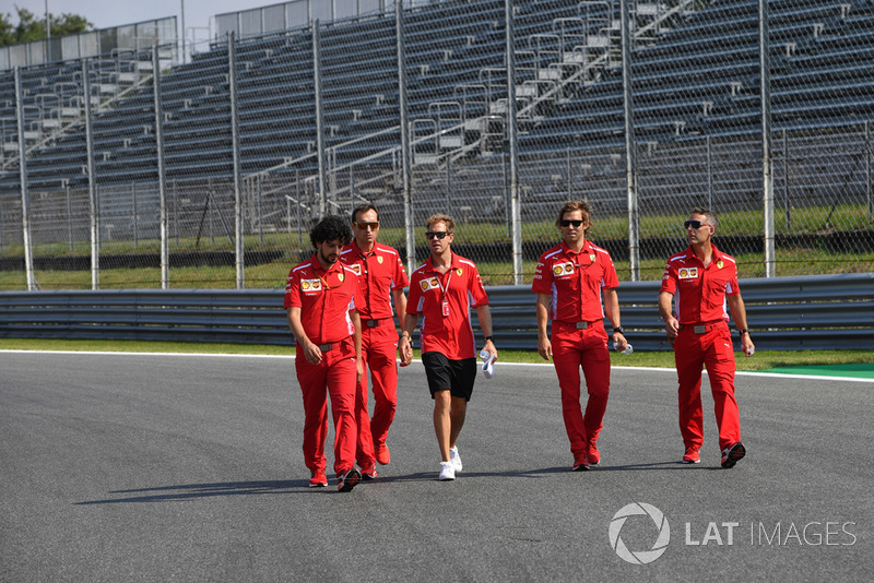 Sebastian Vettel, Ferrari, ispeziona il circuito