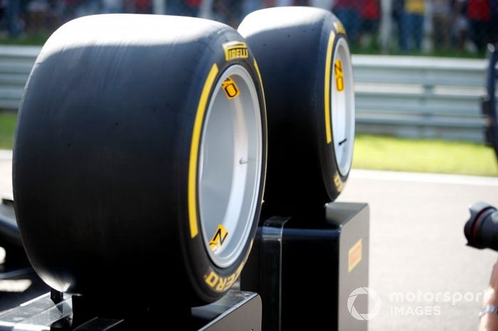 Jean Alesi prueba los nuevos neumáticos Pirelli de 18 pulgadas para las próximas temporada de F2 