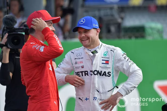 Pole man Charles Leclerc, Ferrari, e Valtteri Bottas, Mercedes AMG F1, sulla griglia dopo le qualifiche