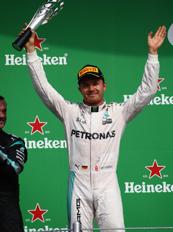 Podium: tweede plaats Nico Rosberg, Mercedes AMG F1