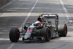 Jenson Button, McLaren MP4-31 with a broken front wing