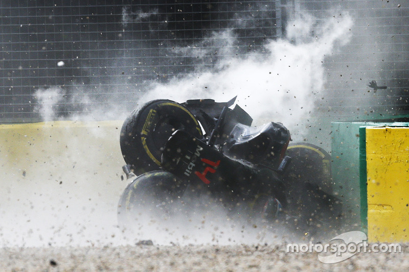 Fernando Alonso, McLaren MP4-31 in un enorme incidente