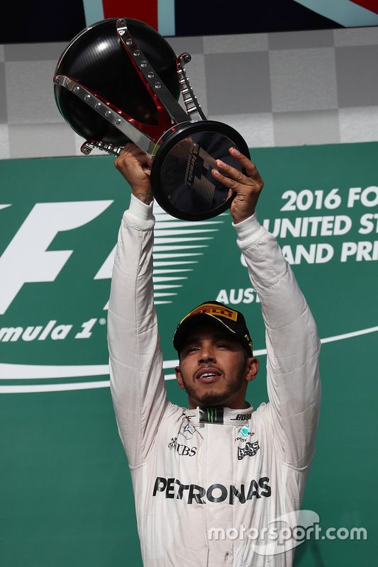 Podio: ganador de la carrera Lewis Hamilton, Mercedes AMG F1