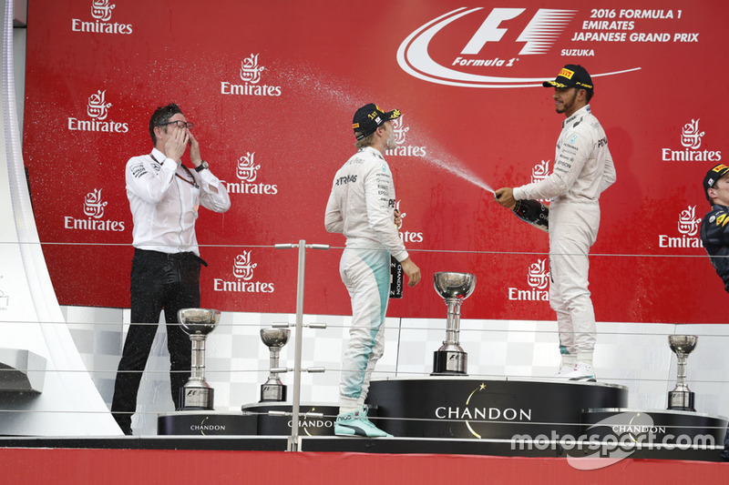 Podium: race winner Nico Rosberg, Mercedes AMG F1, third place Lewis Hamilton, Mercedes AMG F1 and A