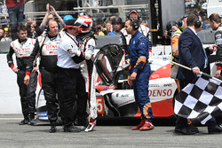 #5 Toyota Racing Toyota TS050 Hybrid: Kazuki Nakajima setelah checkered flag