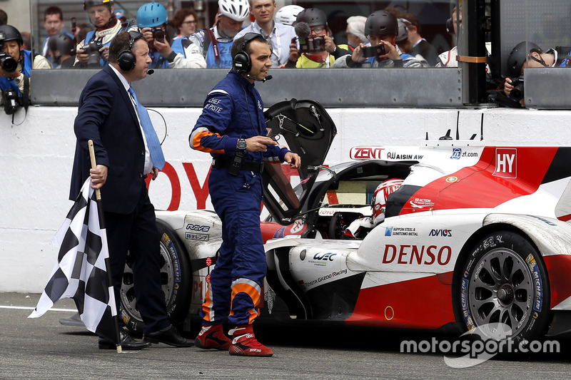 #5 Toyota Racing Toyota TS050 Hybrid: Kazuki Nakajima na het vallen van de finishvlag