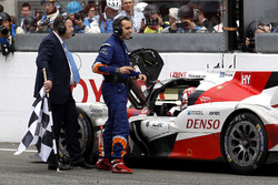 #5 Toyota Racing Toyota TS050 Hybrid: Kazuki Nakajima na het vallen van de finishvlag