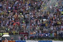 Il vincitore, Valentino Rossi, Yamaha Factory Racing, festeggia con i fan