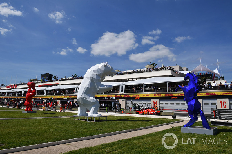 Escultura en el Pit Lane