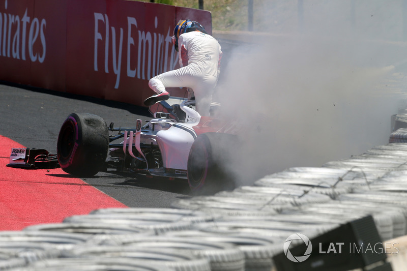 Marcus Ericsson, Sauber C37 crashes in FP1 and catches fire
