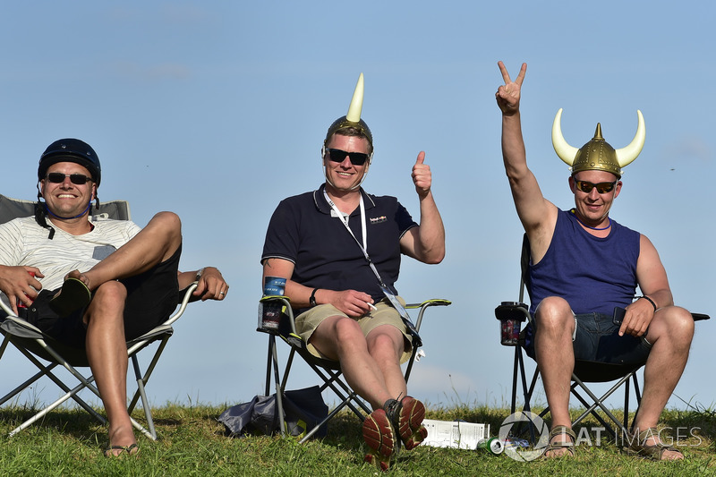 Fans at Porsche Curves