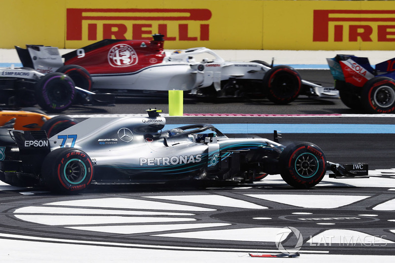 Valtteri Bottas, Mercedes AMG F1 W09, va fuori dalla pista al primo giro di gara