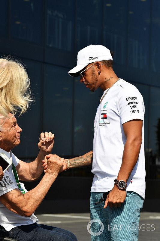 Lewis Hamilton, Mercedes-AMG F1 con fans