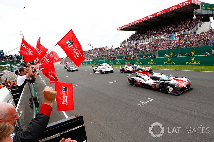 Los Toyota Gazoo Racing Toyota TS050 #8 de Sébastien Buemi, Kazuki Nakajima, Fernando Alonso, y el #7 de Mike Conway, Kamui Kobayashi, Jose Maria Lopez hacen doblete