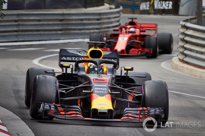 Daniel Ricciardo, Red Bull Racing RB14, y Sebastian Vettel, Ferrari SF71H