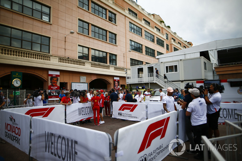Lewis Hamilton, Mercedes AMG F1, y Sebastian Vettel, Ferrari, con los medios