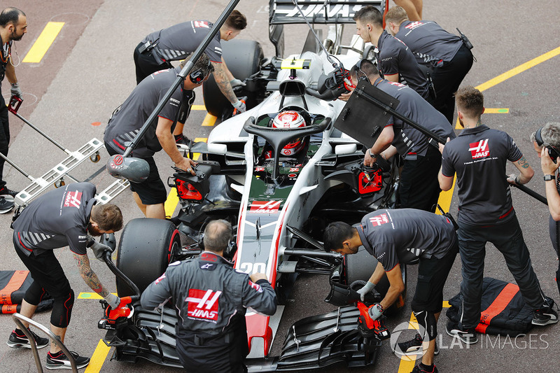 Kevin Magnussen, Haas F1 Team, makes a pit stop