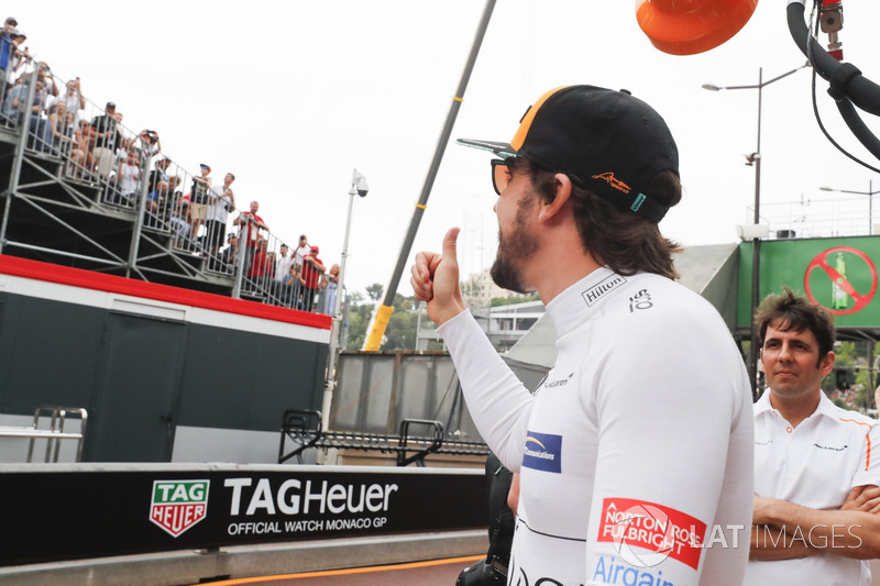 Fernando Alonso criticou: “Provavelmente, a corrida mais entediante da história da F1. Então, acho que precisamos dar algo aos fãs no fim da corrida só para compensar os ingressos um pouco.”