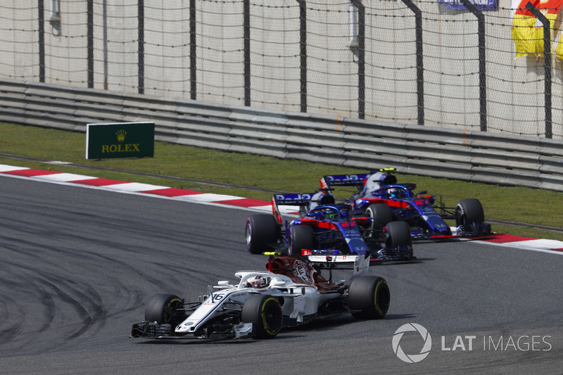 Charles Leclerc, Sauber C37 Ferrari, precede Brendon Hartley, Toro Rosso STR13 Honda, e Pierre Gasly, Toro Rosso STR13 Honda