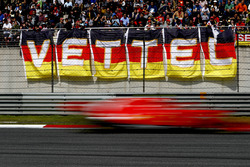 Temporada 2018 F1-chinese-gp-2018-sebastian-vettel-ferrari-sf71h-flashes-past-fans-in-a-grandstand