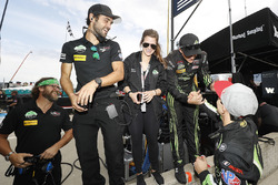 Il vincitore del Motul Pole Award #22 Tequila Patron ESM Nissan DPi, P: Pipo Derani, con il team