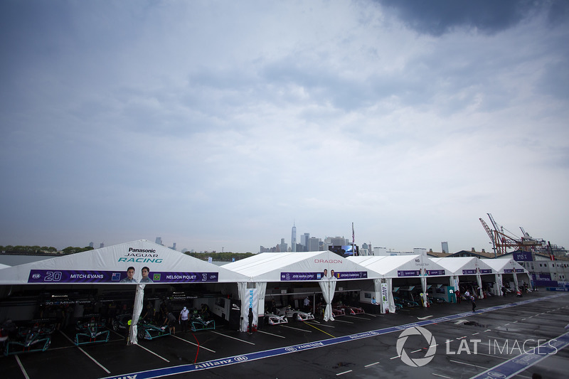 Pir Lane, garages