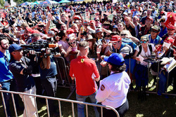 Sebastian Vettel, Ferrari, signe des autographes