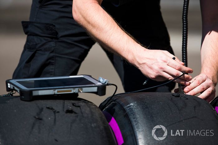 Ingenieros de Pirelli registran algunos datos del neumático