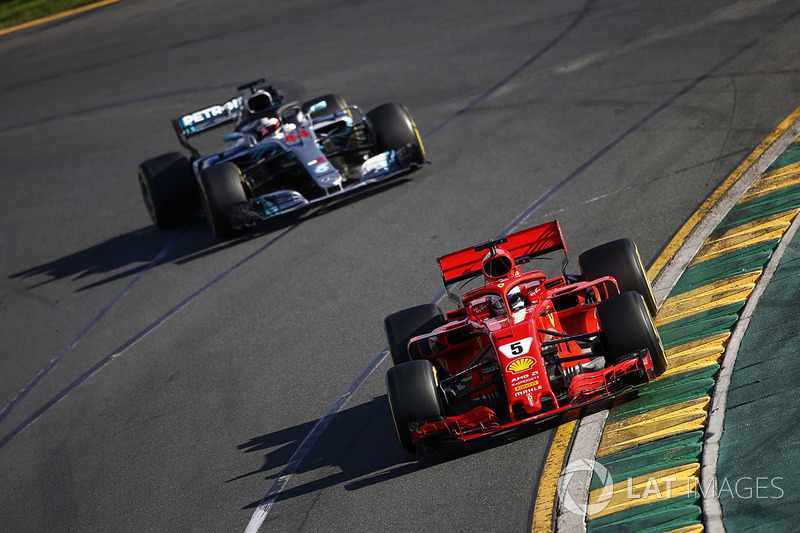 Sebastian Vettel, Ferrari SF71H, devant Lewis Hamilton, Mercedes AMG F1 W09