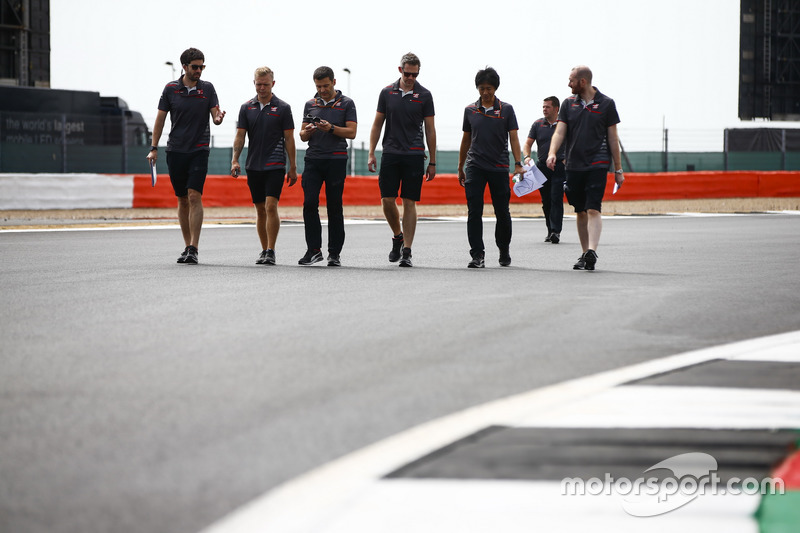 Kevin Magnussen, Haas F1 Team, cammina lungo il circuito