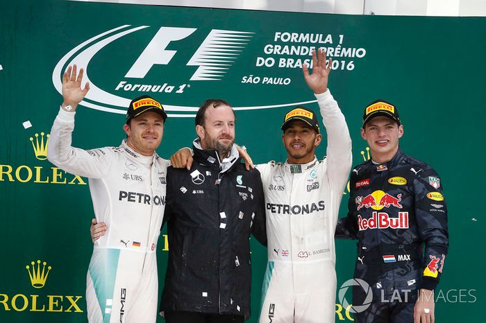 Podio: segundo lugar Nico Rosberg, Mercedes AMG, Bradley Lord gerente de comunicaciones Mercedes AMG F1,Ganador de la carrera Lewis Hamilton, Mercedes AMG, y el tercer lugar Max Verstappen, Red Bull Racing