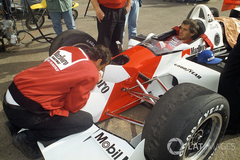 Ayrton Senna testetZwischendurch kommt Senna in die Box, um sich mit den Ingenieuren und Technikern auszutauschen ...