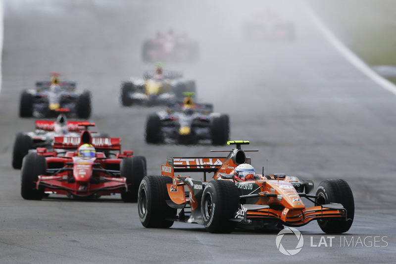 Markus Winkelhock, Spyker F8-VII leads Felipe Massa, Ferrari F2007