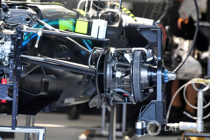 Detalle del freno delantero y conector de la rueda del Mercedes-AMG F1 W09 