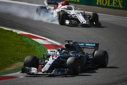 Lewis Hamilton, Mercedes AMG F1 W09, Charles Leclerc, Sauber C37, as he locks up