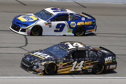 Clint Bowyer, Stewart-Haas Racing, Chevrolet Camaro WIX Filters and Chase Elliott, Hendrick Motorsports, Chevrolet Camaro NAPA Auto Parts
