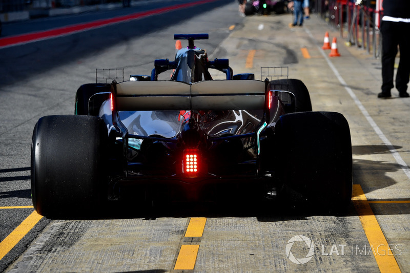 Lewis Hamilton, Mercedes-AMG F1 W09, dengan lampu pada sayap belakang