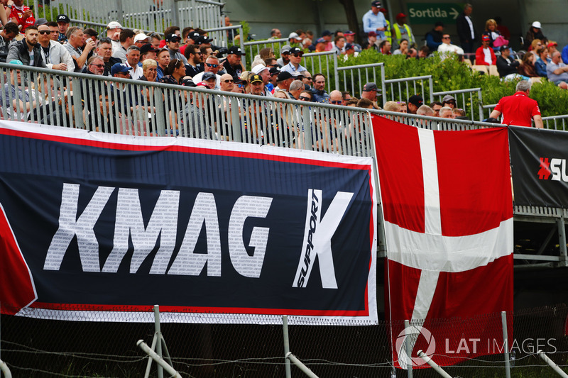 Fans display a banner in support of Kevin Magnussen, Haas F1 Team