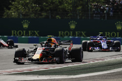 Max Verstappen, Red Bull Racing RB14, Pierre Gasly, Toro Rosso STR13