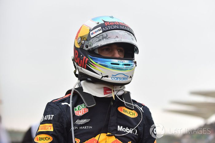 Daniel Ricciardo, Red Bull Racing detenido  en la pista en la PL3